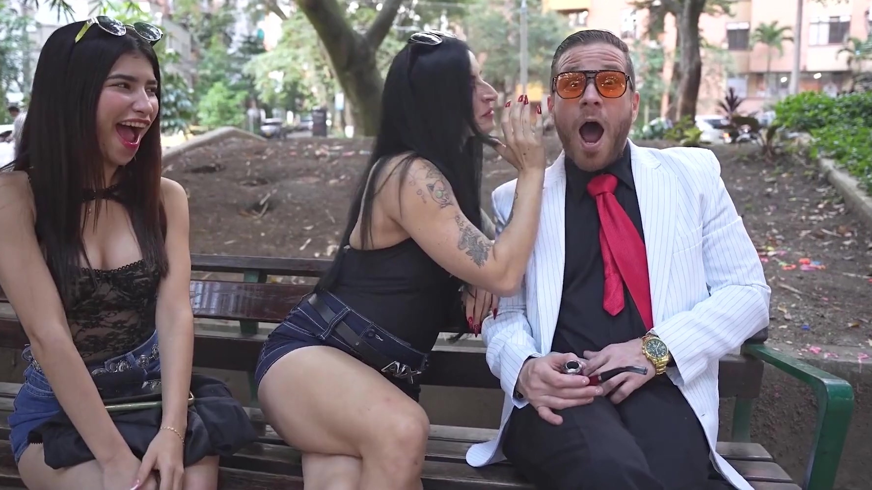 El invitado se vio obligado a participar en un trío anal muy caliente con dos chicas latinas calientes.