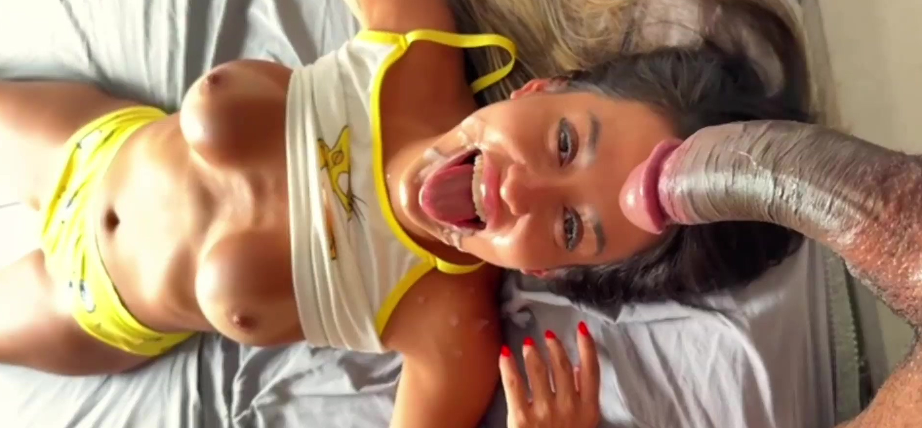 Esta chica cachonda nunca había tenido una polla tan buena. Siempre supo que la polla negra era la mejor.