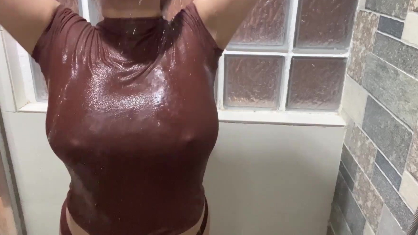 La camiseta mojada quedó al descubierto sus grandes pechos naturales en la ducha.