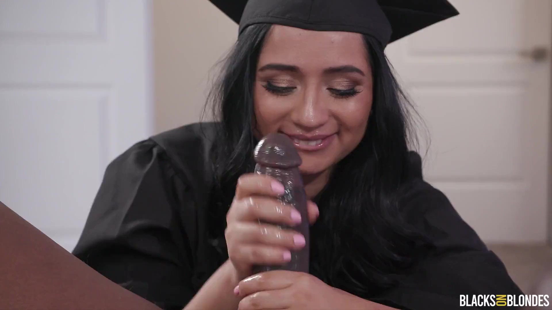 La gordita latina morena Ophelia Purr prueba una gran polla negra el día de su graduación