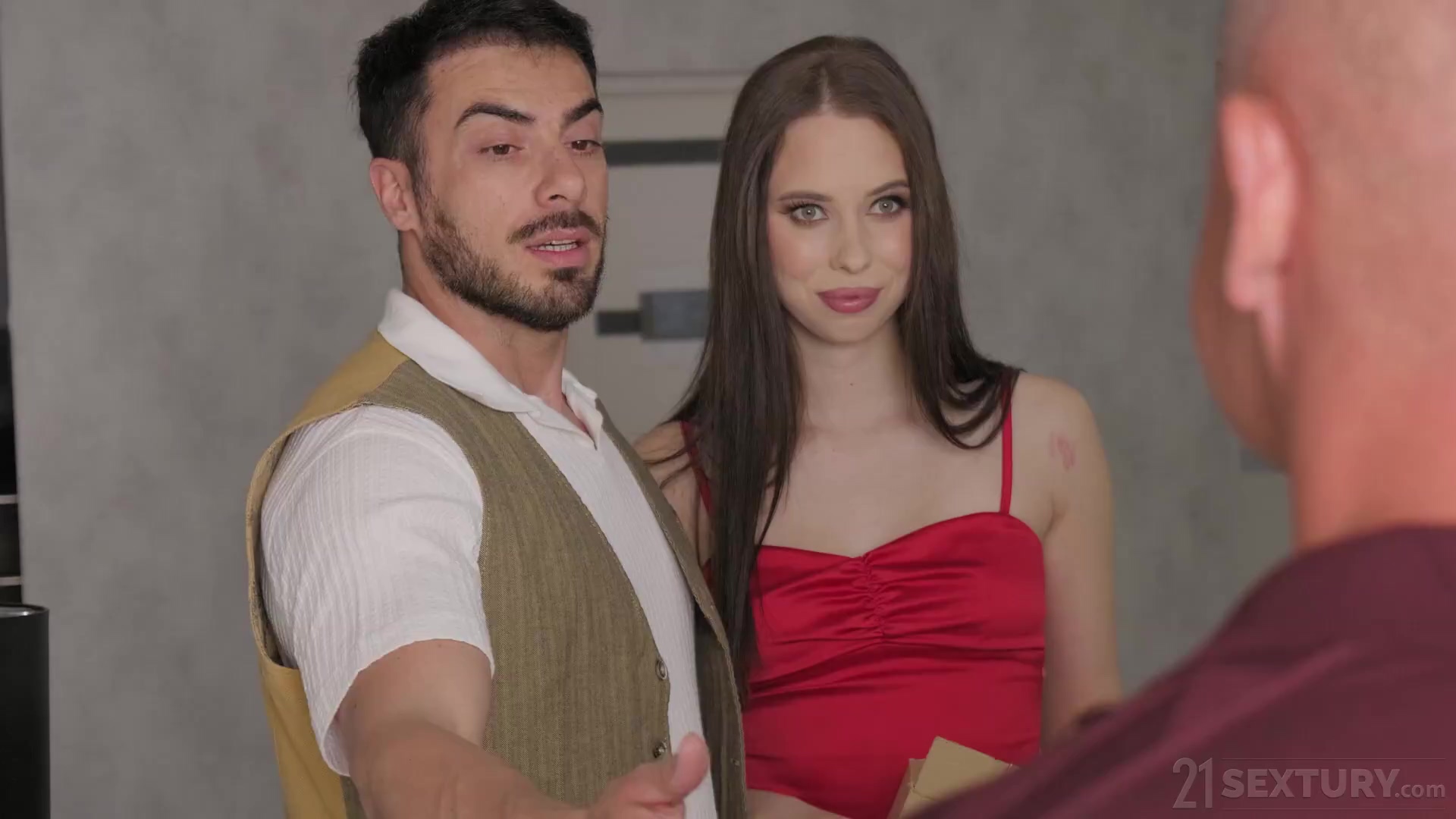 La joven morena explora su lado salvaje en tres escenas calientes