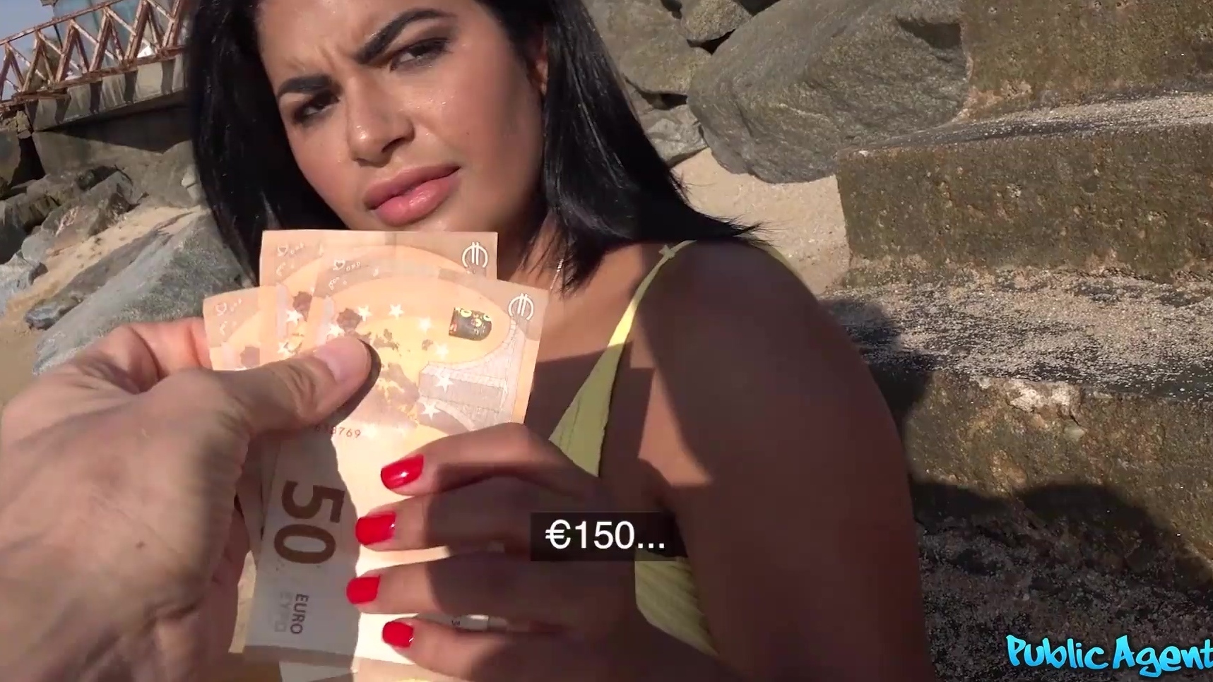 La morena caliente Sheila tiene una pelea por dinero con él en POV