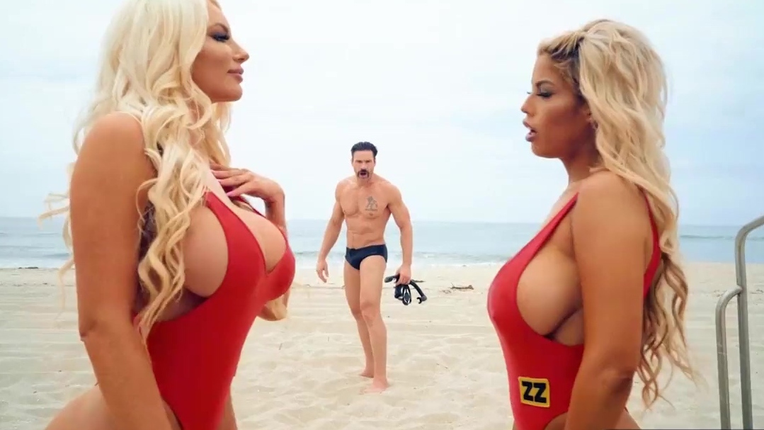 La preciosa rubia de Baywatch salva la vida de un nadador acariciando su pene erecto.