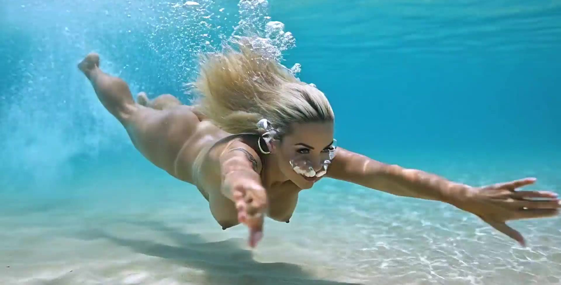 La rubia luce sus grandes pechos en todas las playas.