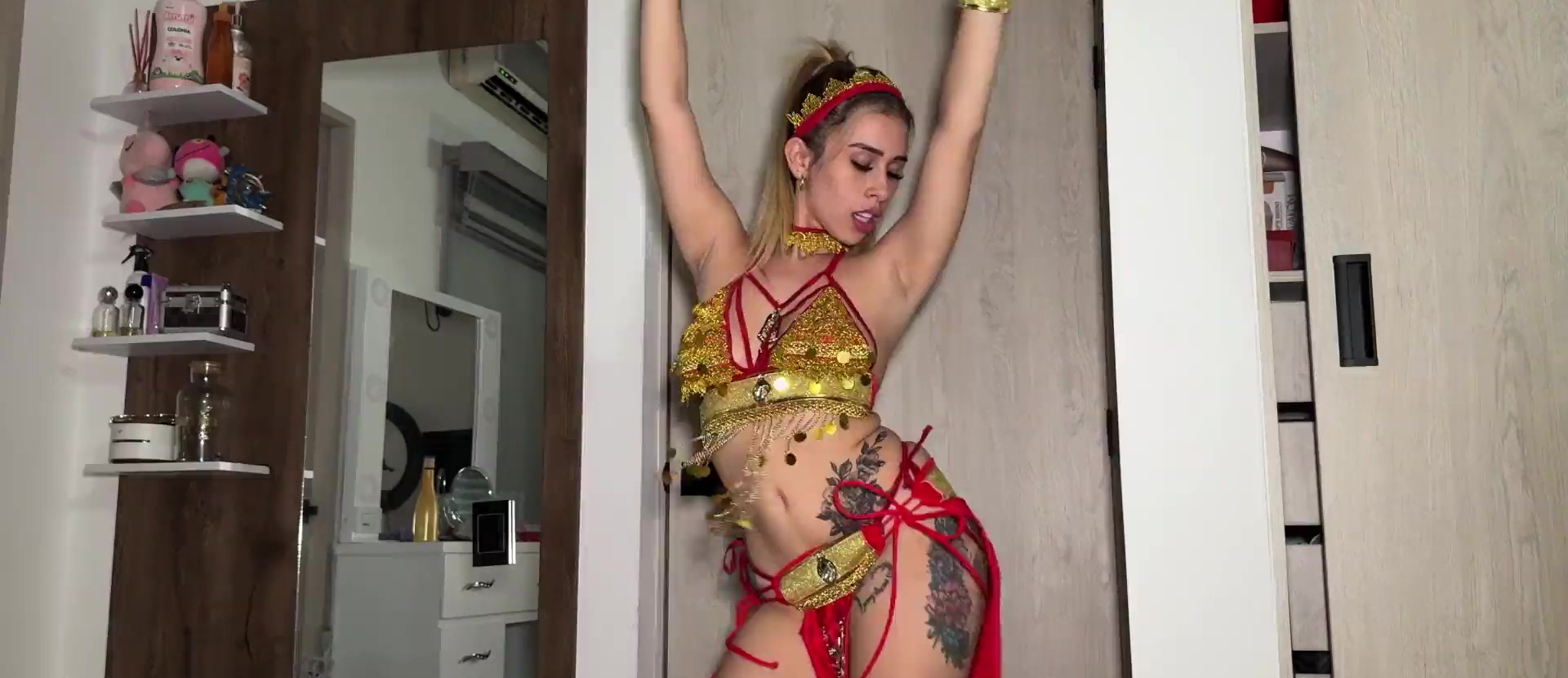 Cachonda latina con un gran culo bailando delante de su novio antes de montar su polla.