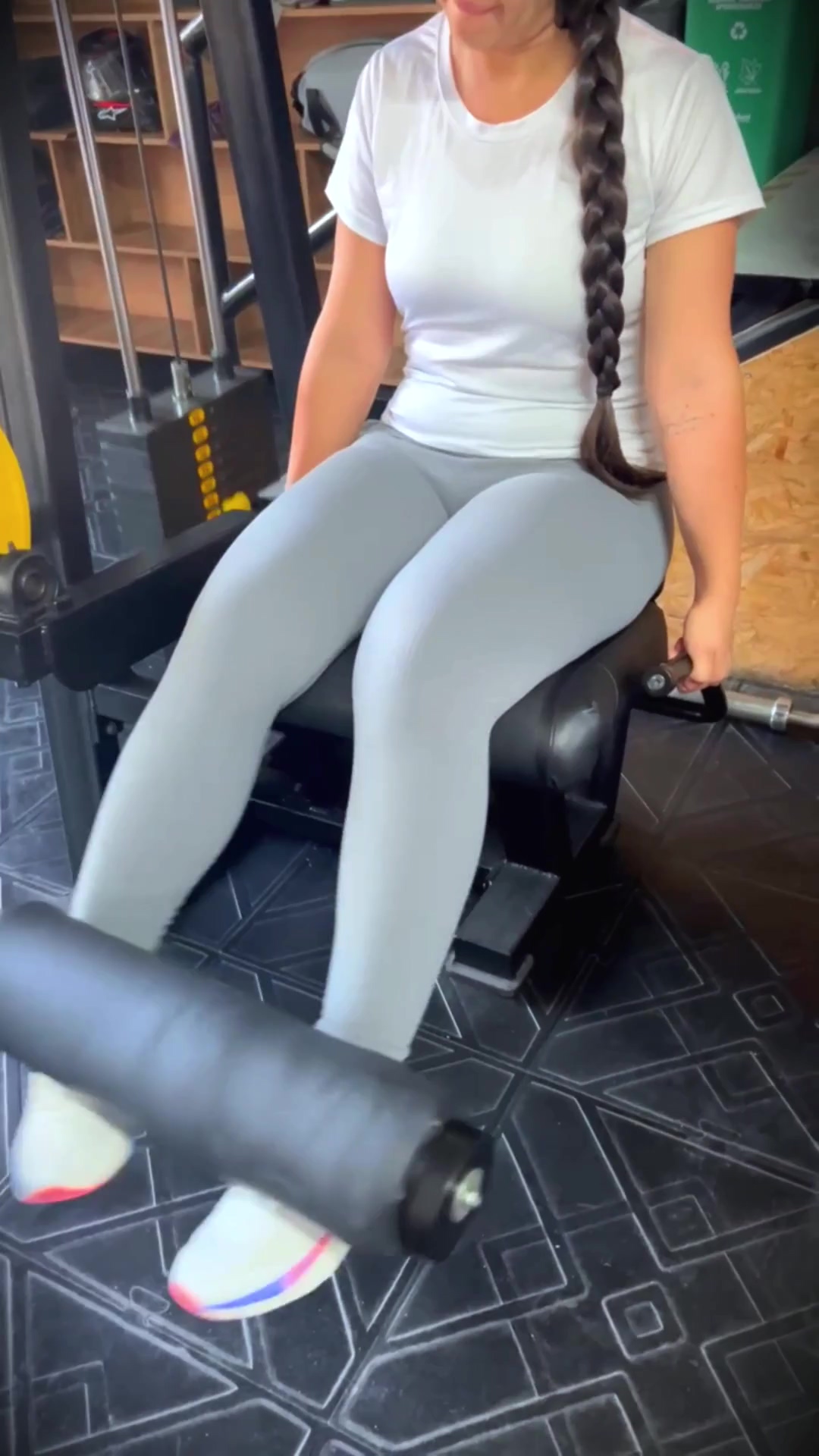 Latina deliciosa hace ejercicios para estirar las piernas para su amante bwc en un video caliente