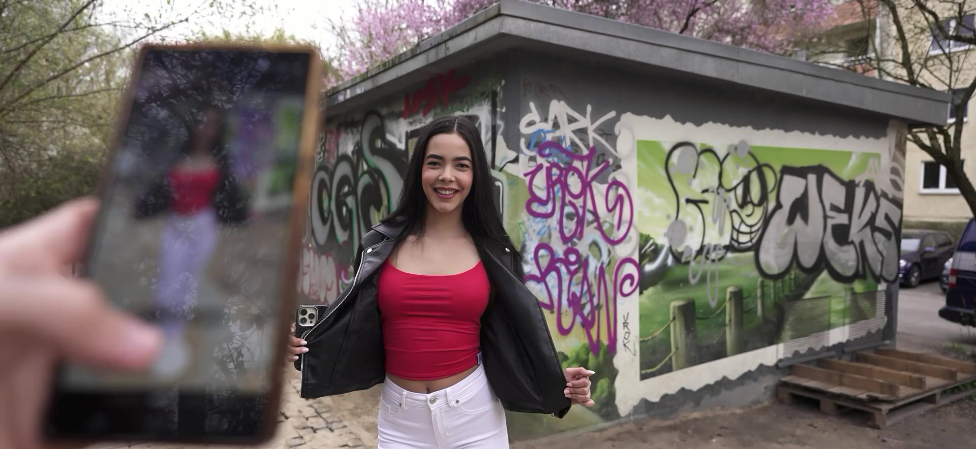 Latina morena cansada después de la sesión de fotos