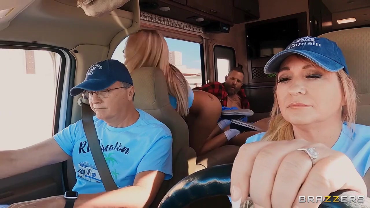 Llevar a un novio a un viaje familiar lo empuja con fuerza al asiento trasero