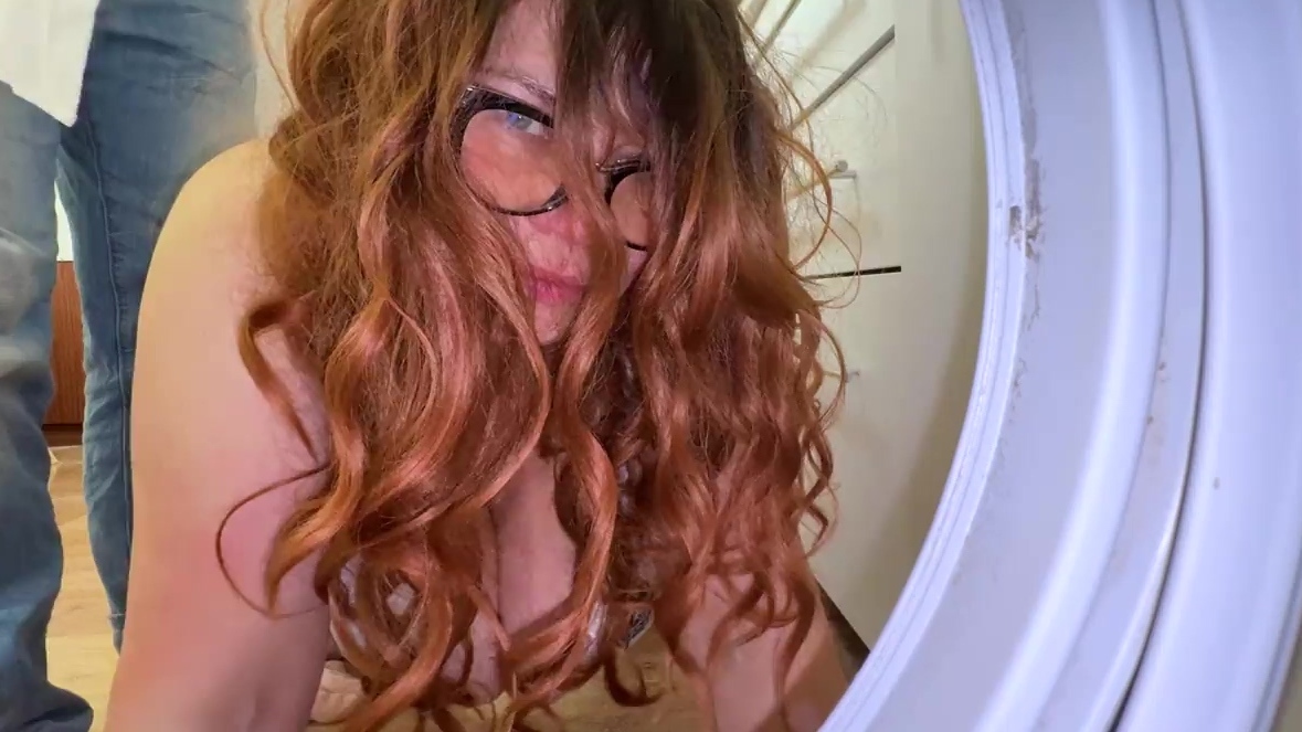 Madrastra MILF con curvas atrapada en la lavadora chupándolo todo (POV)