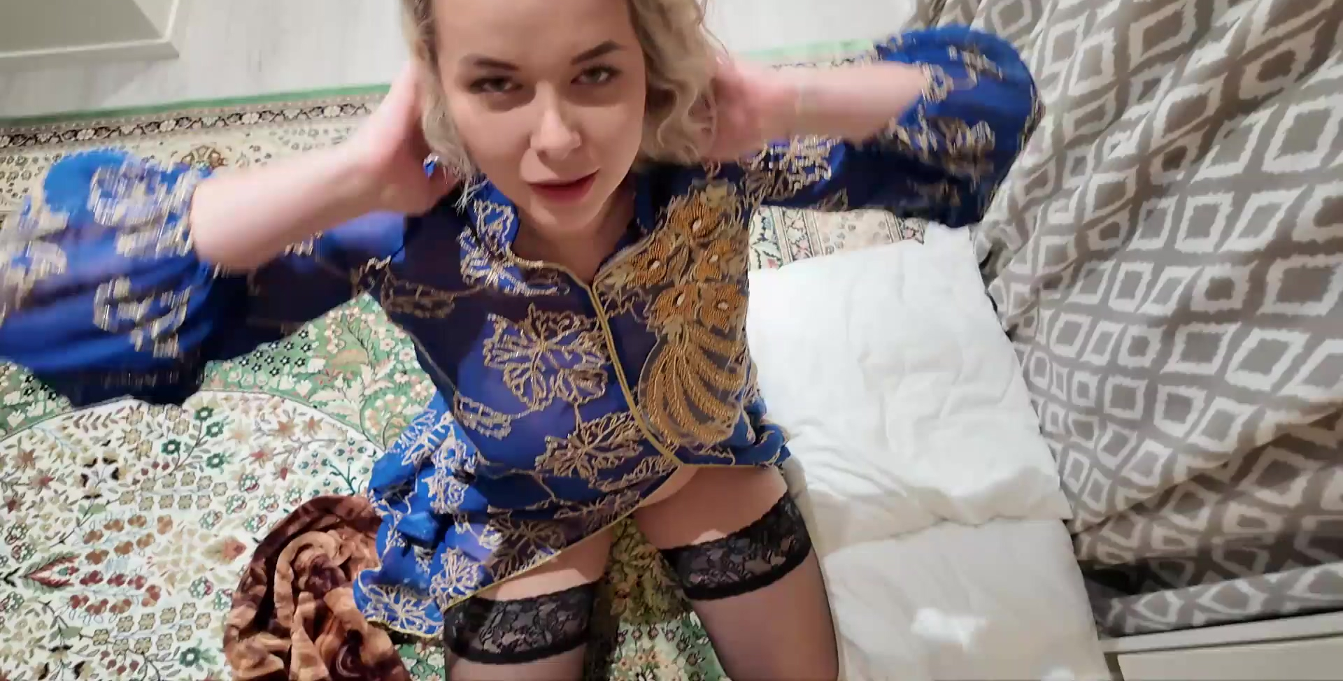 Madrastra gorda lo seduce y es empujada en POV