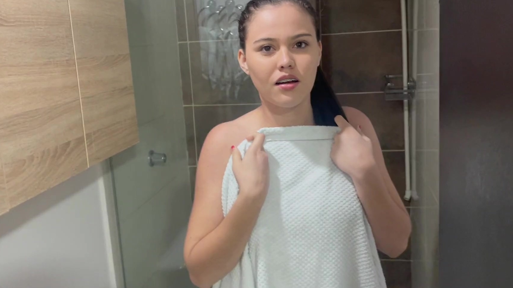 Mi hermana tímida se sorprende en el baño y termina chupándome y cargándome.