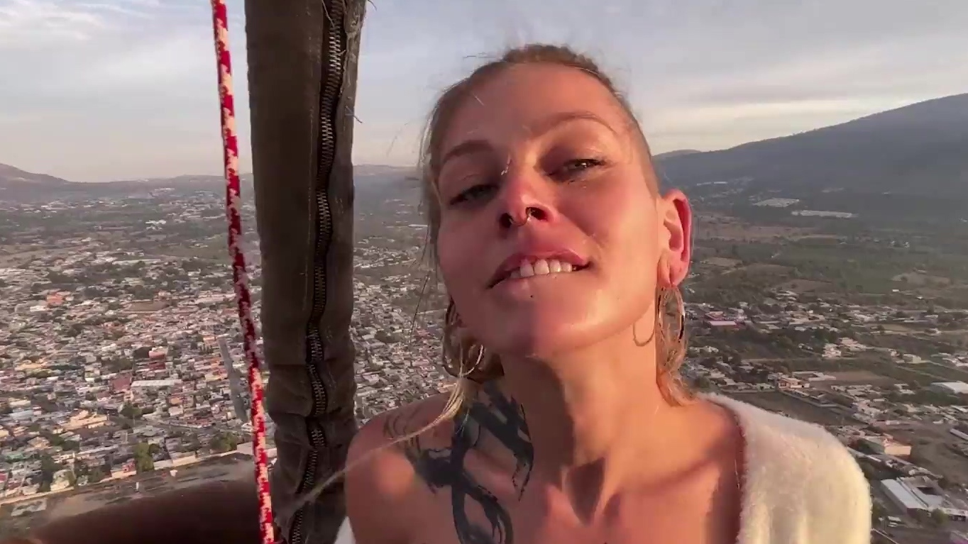 Otra rubia más atrevida está disparando en un globo aerostático y es una locura.