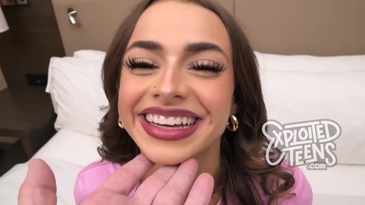 Primer sexo con una joven y bella Nikki Nicole de 19 años.