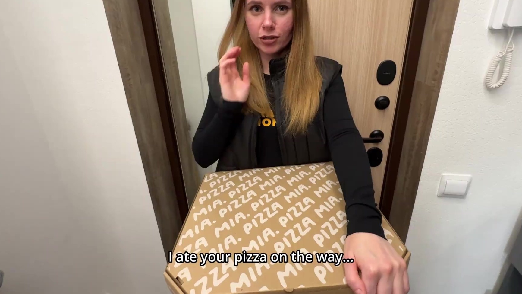 Repartidora grosera se come la pizza de su cliente y deja que le lave los pezones para vengarse