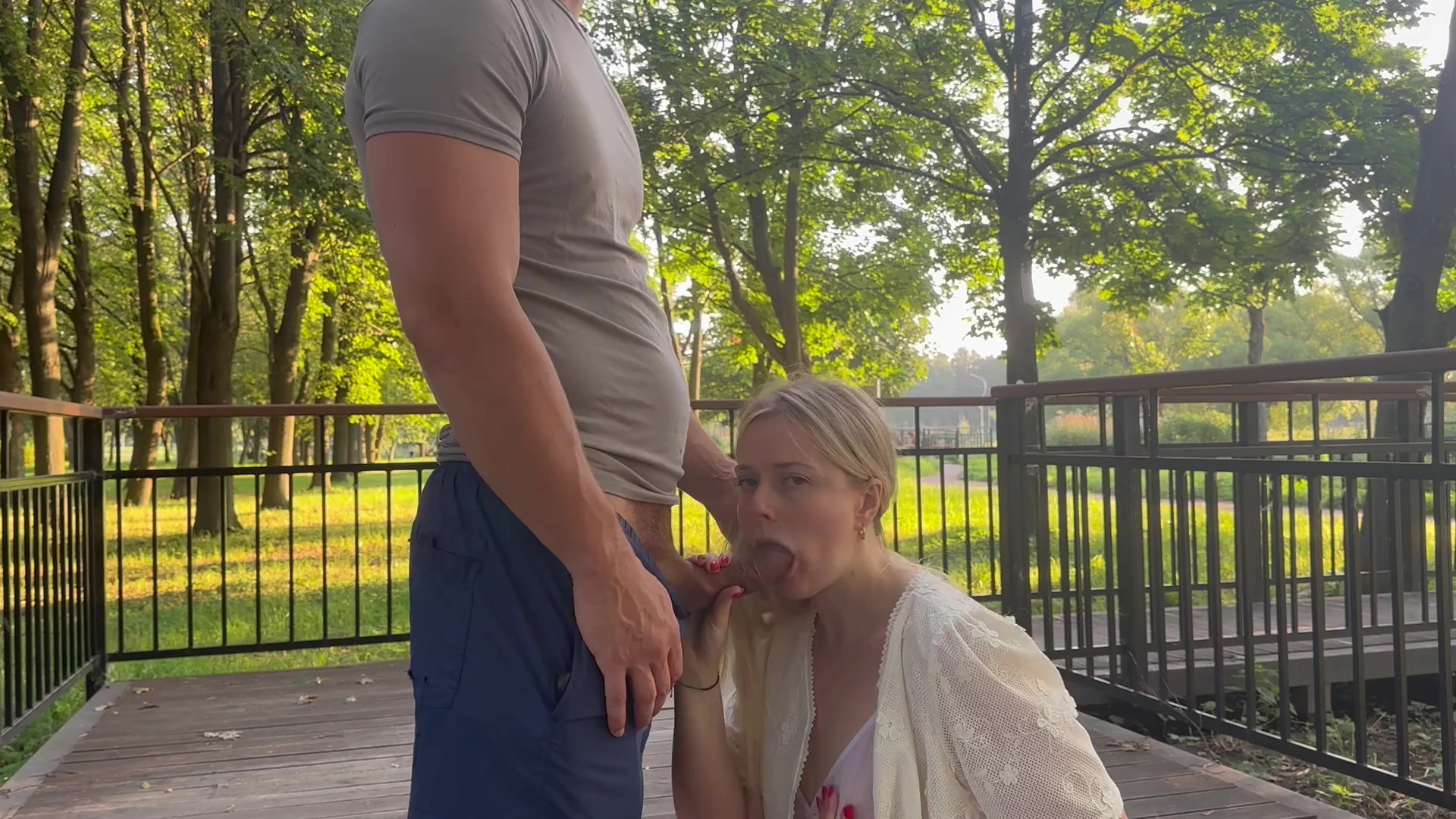 Rubia caliente engaña a su novio y le hace una mamada en el parque con su gran polla