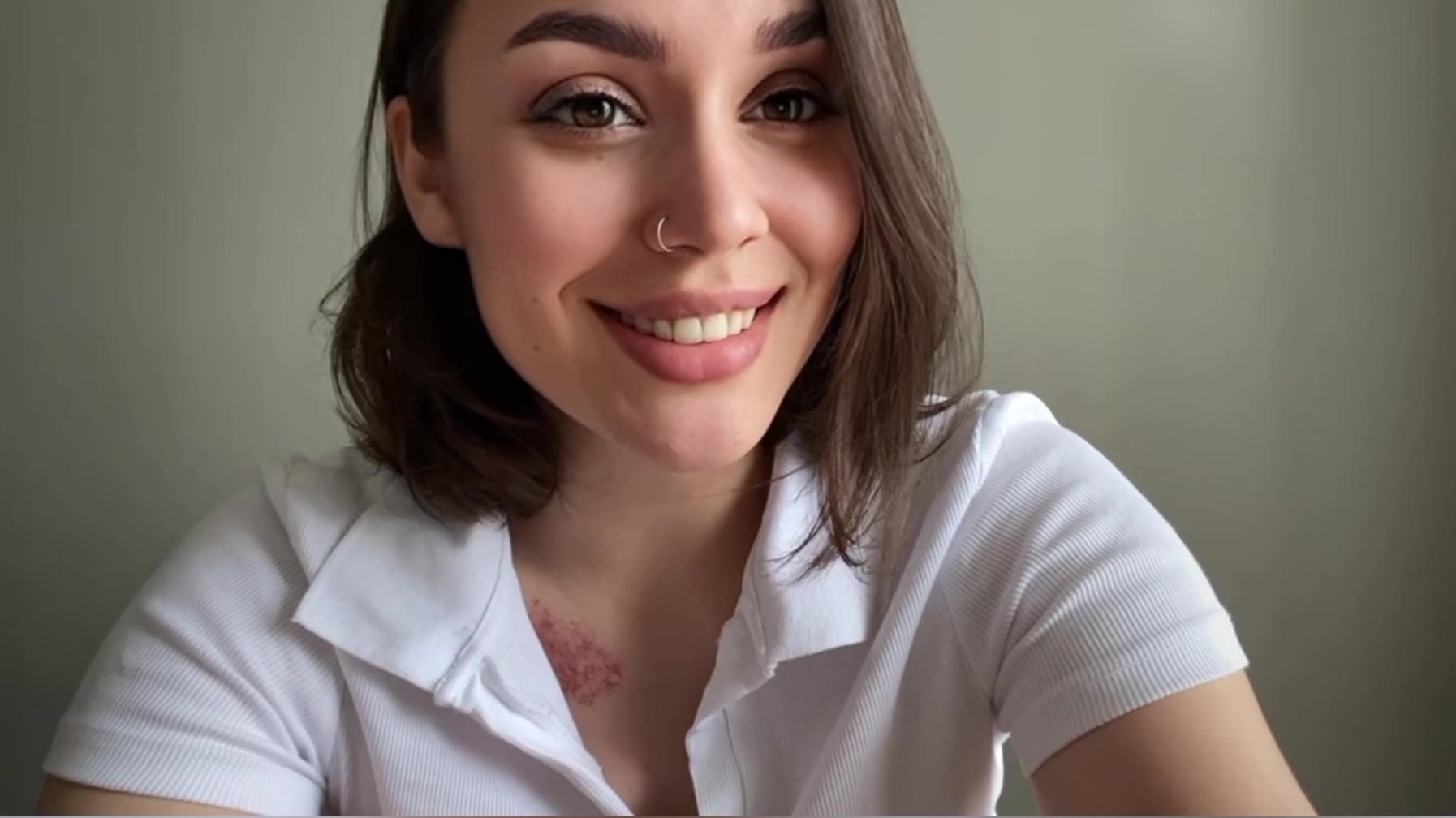 Sexo POV con una cachonda universitaria de gran culo blanco sobre la cama.