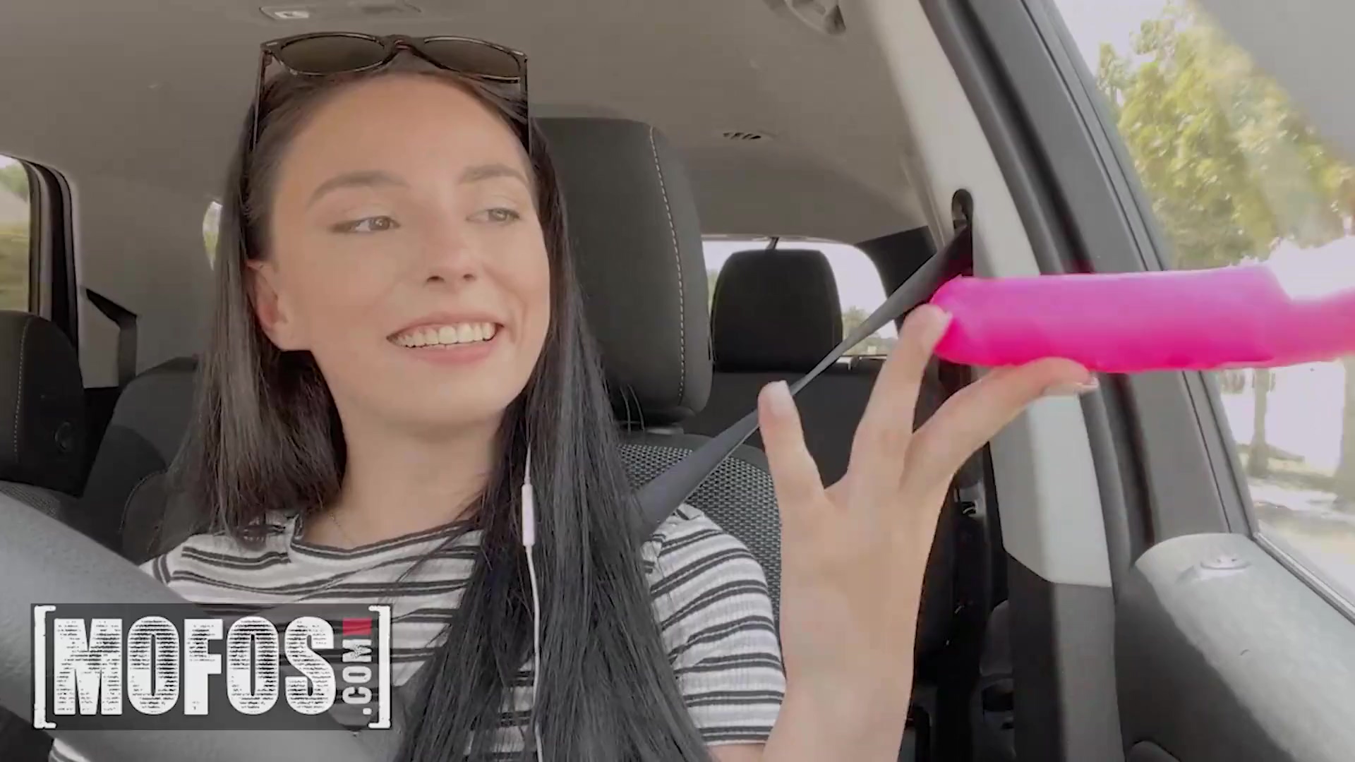 Sexo caliente en público en un coche con una joven morena llamada Gianna Ivy.