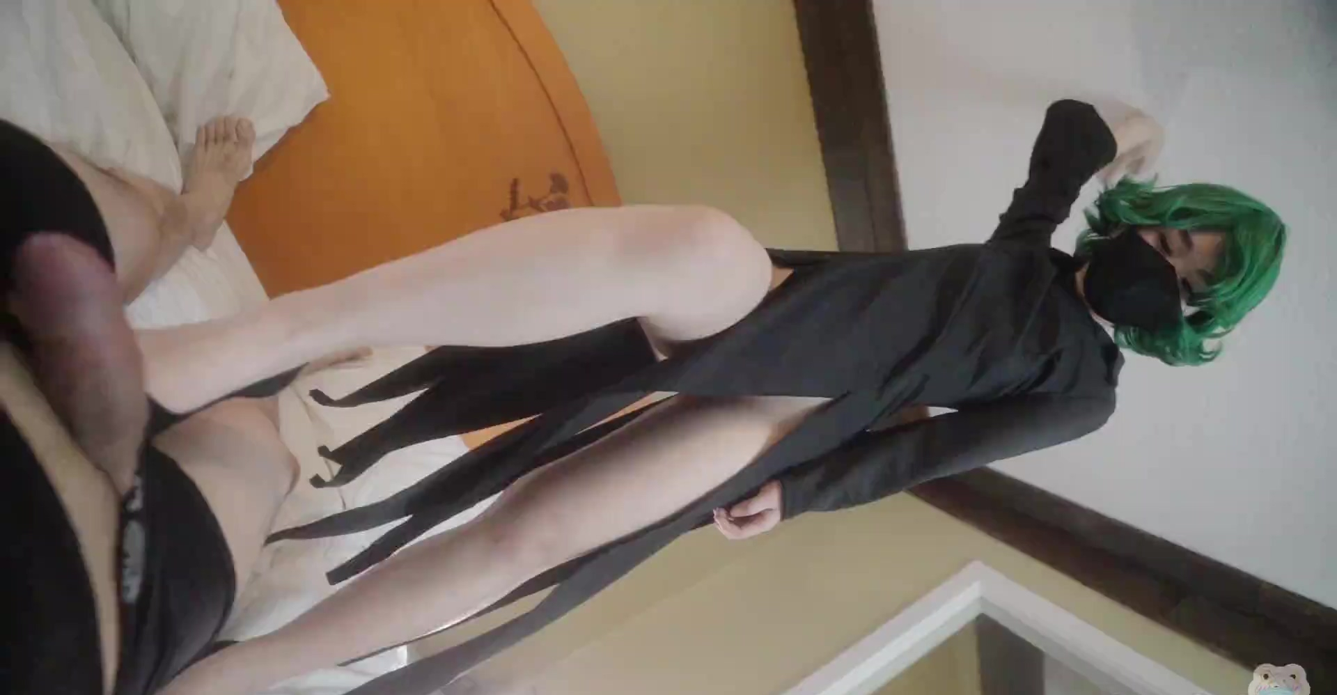 Tatsumaki, otro hombre que estaba pidiendo comida, me pisó el pene.