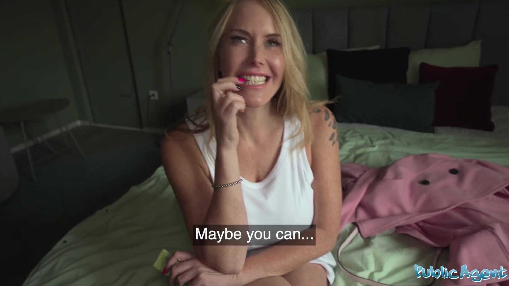 Tengo dinero con la MILF Mackenzie Page, que es la madre de mi amiga de la universidad.
