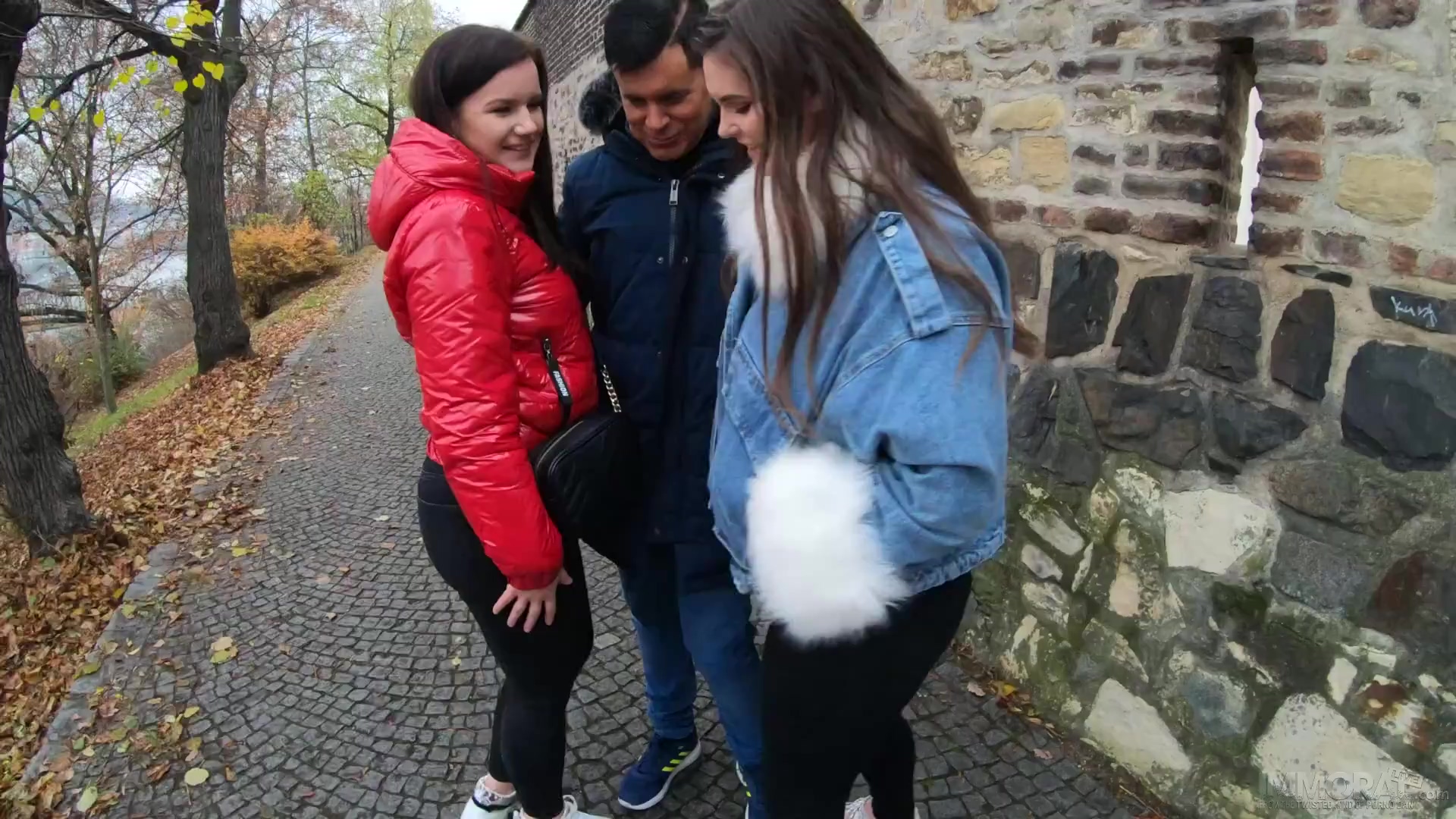 Un hombre está tan desesperado por tener sexo que se acuesta con dos chicas al mismo tiempo