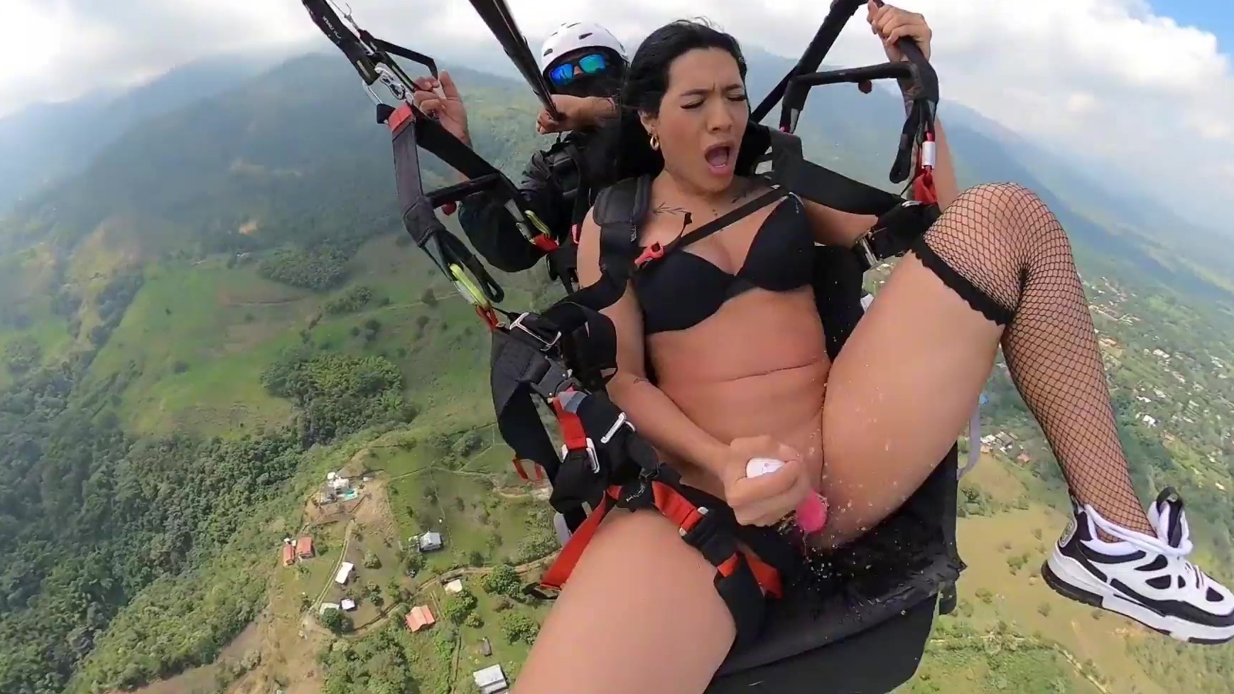 Un paseo en chorro de agua por el aire en parapente.