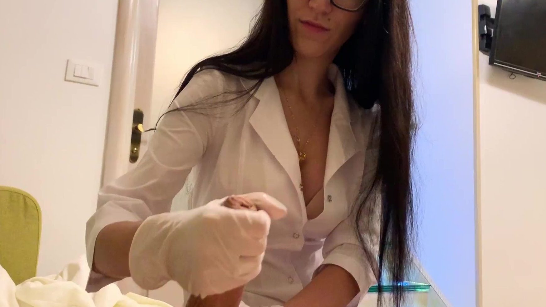 Un sexólogo viene a ayudarme a sentirme mejor con una terapia a base de hierbas.