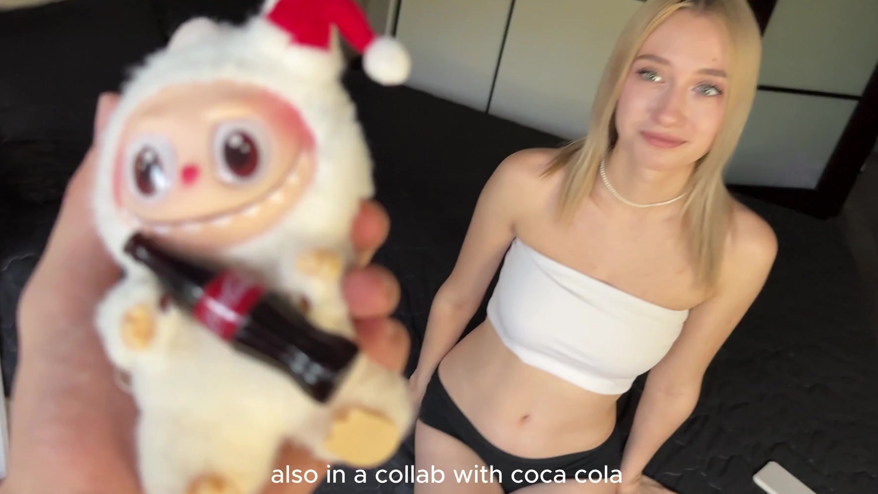 Una bella rubia delgada cambia sus tetas por un laboratorio