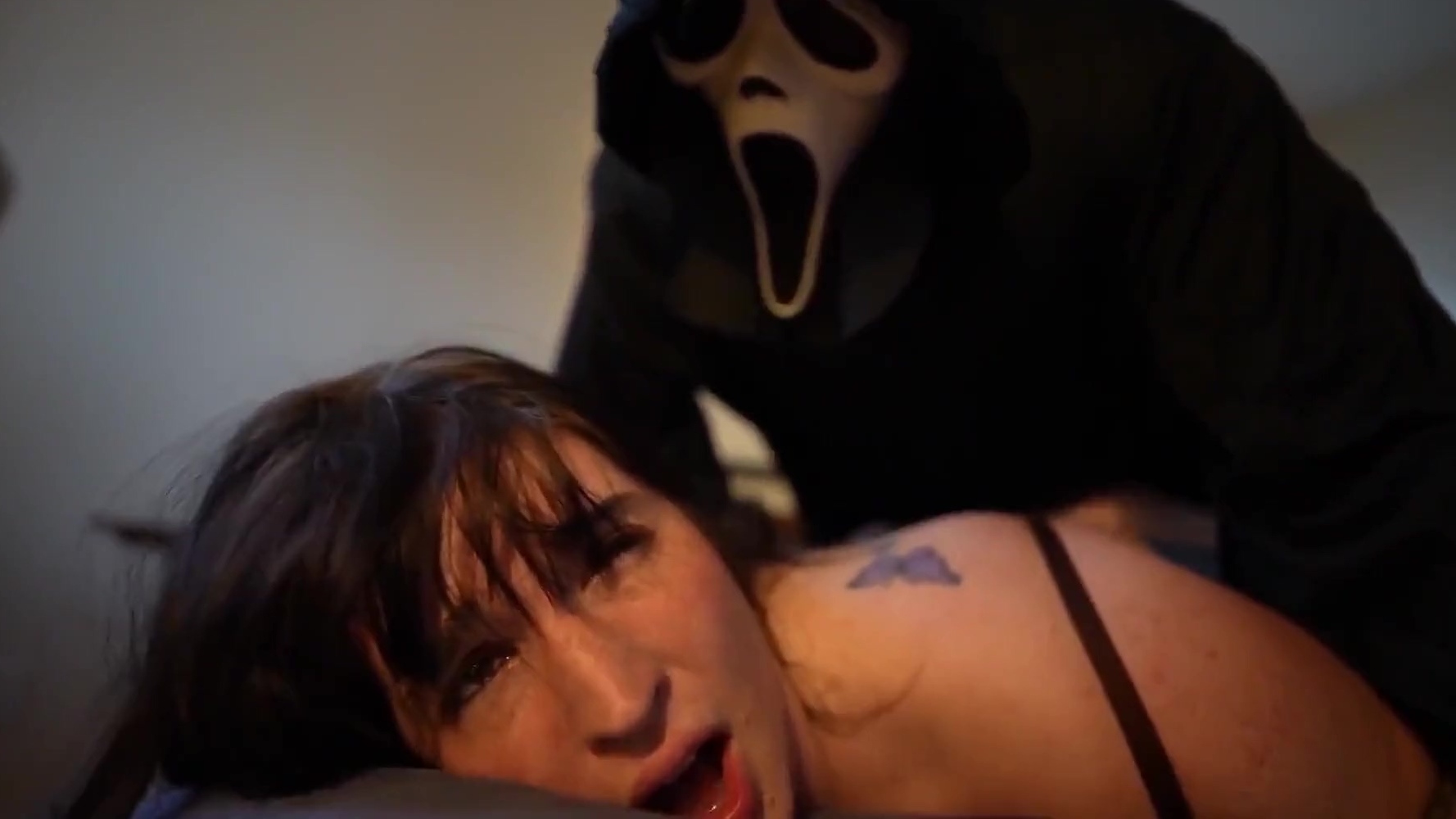 Una bella y atractiva morena ve a su bebé destrozado por su amiga vestida de Ghostface.