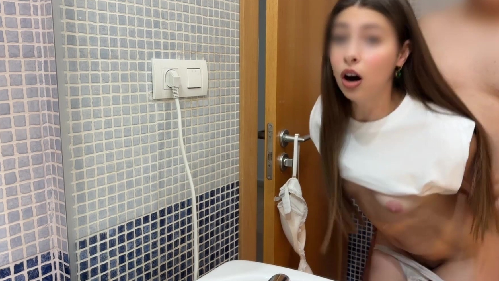 Una chica delgada se acuesta con un casero gordo porque no tiene dinero.