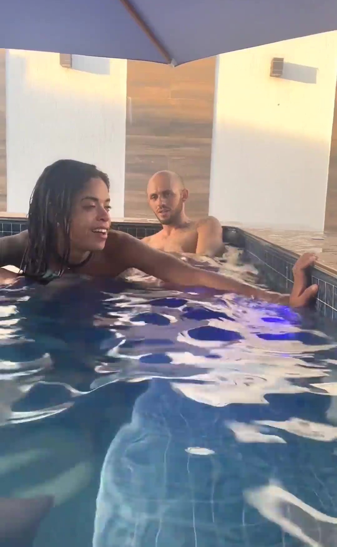 Una espectacular brasileña cabalga la polla de su novio calvo en la piscina.
