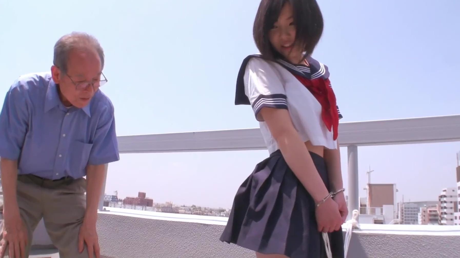 Una estudiante japonesa delgada y regordeta deja que un maduro pervertido pruebe su joven y peludo coño.