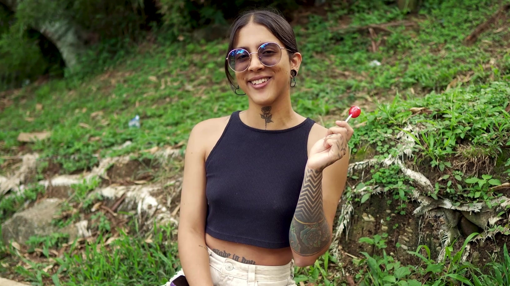 Una hermosa chica se acerca a la calle y se acuesta con él para ganar dinero.