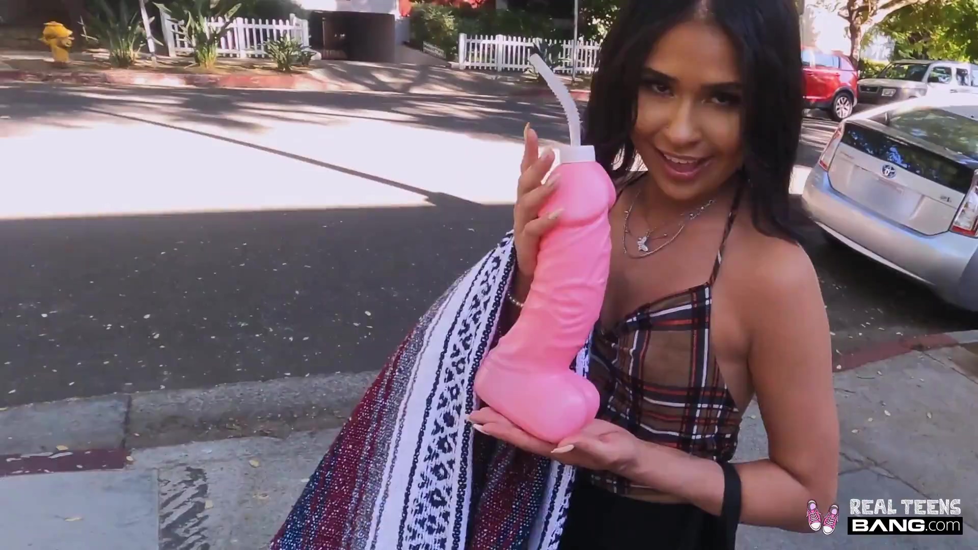 Una joven latina se encuentra con un extraño en la calle y acepta darle una paliza por dinero.