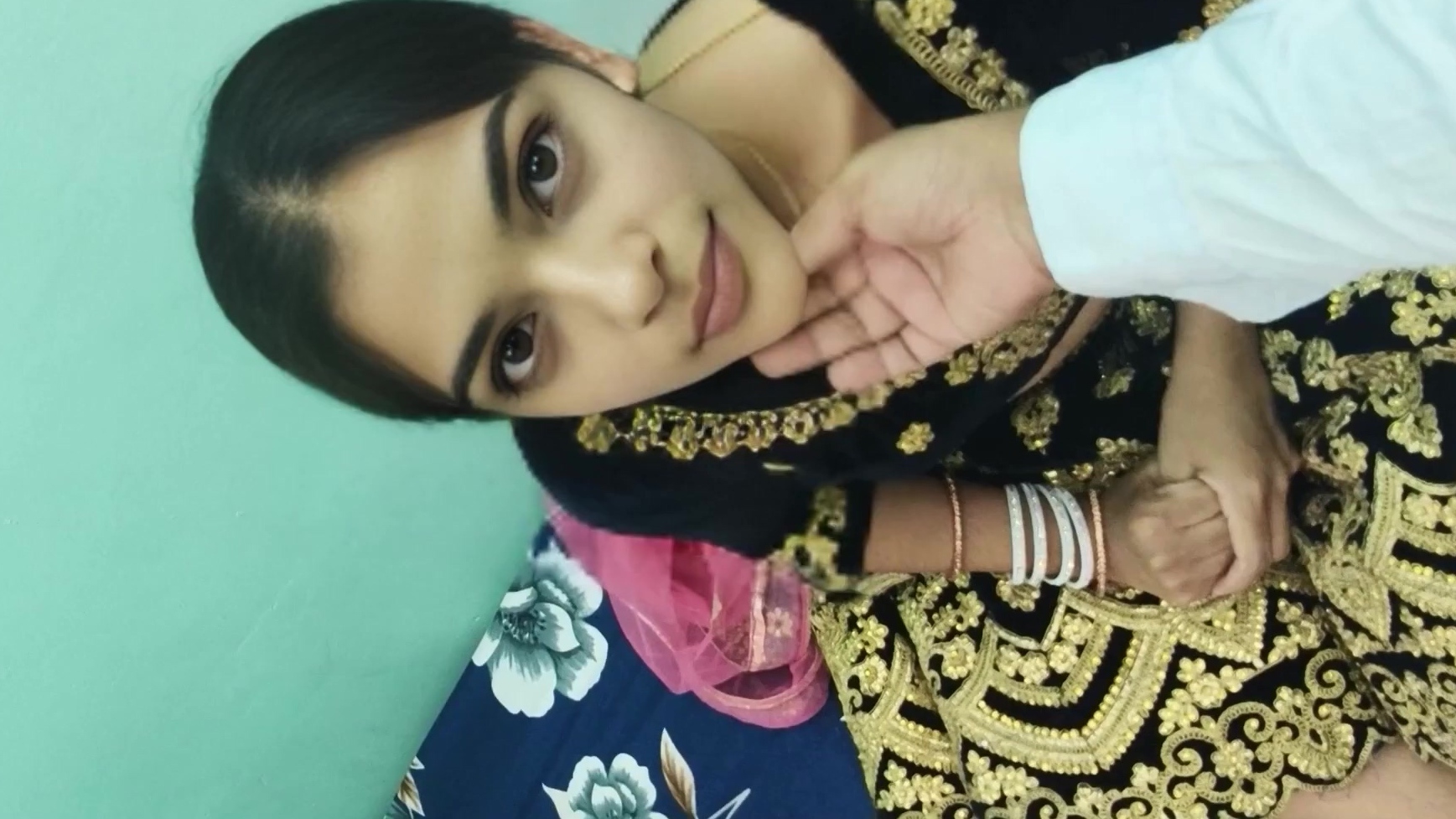 Una muchacha india fue penetrada por primera vez.