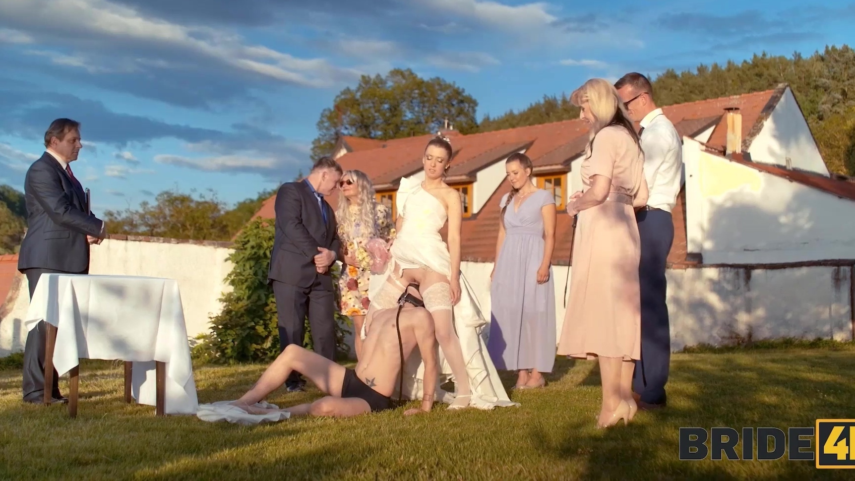 Una novia rubia disfruta de su novio recién casado después de la ceremonia.
