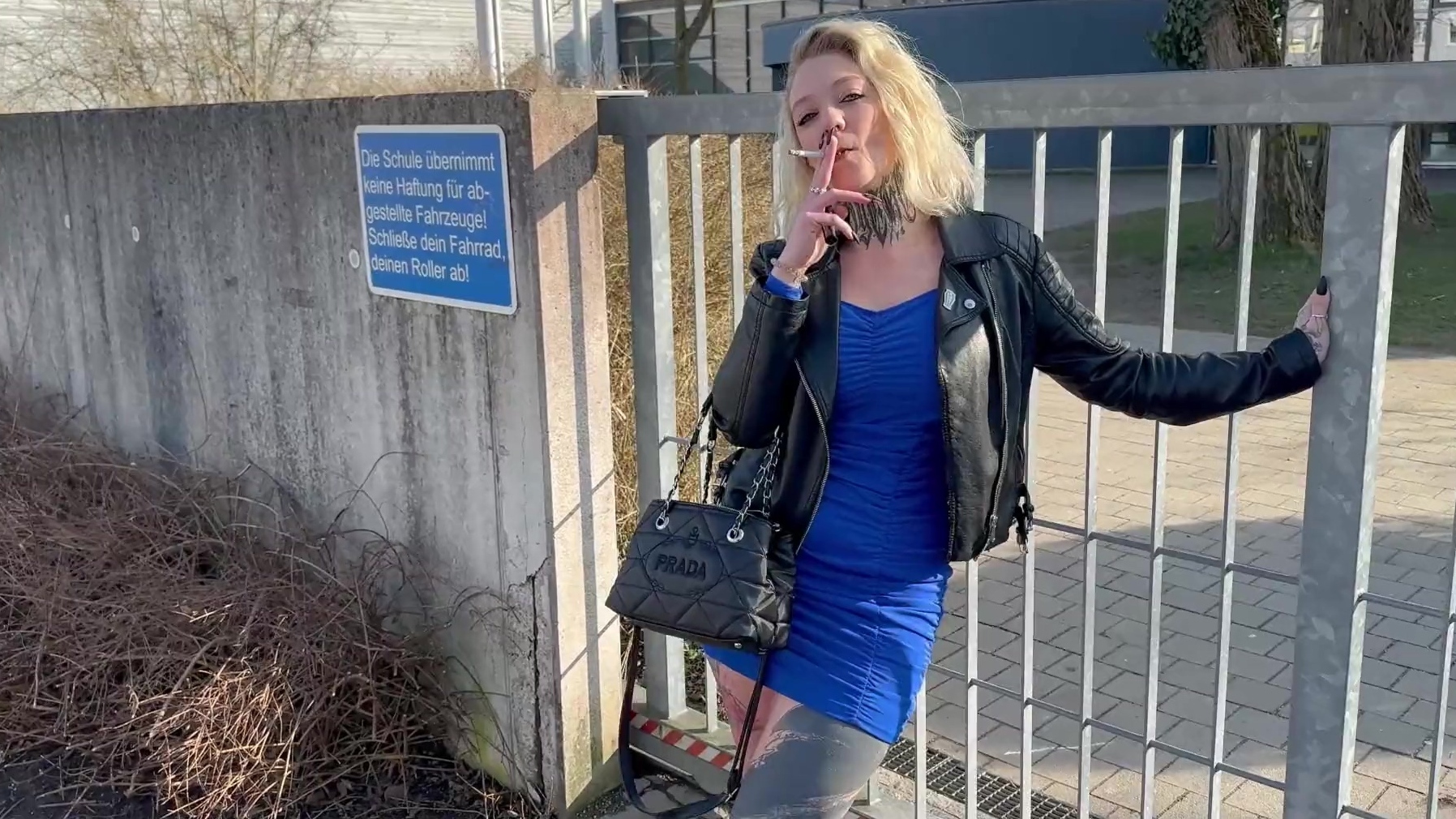 Una prostituta alemana fue sorprendida caminando afuera.