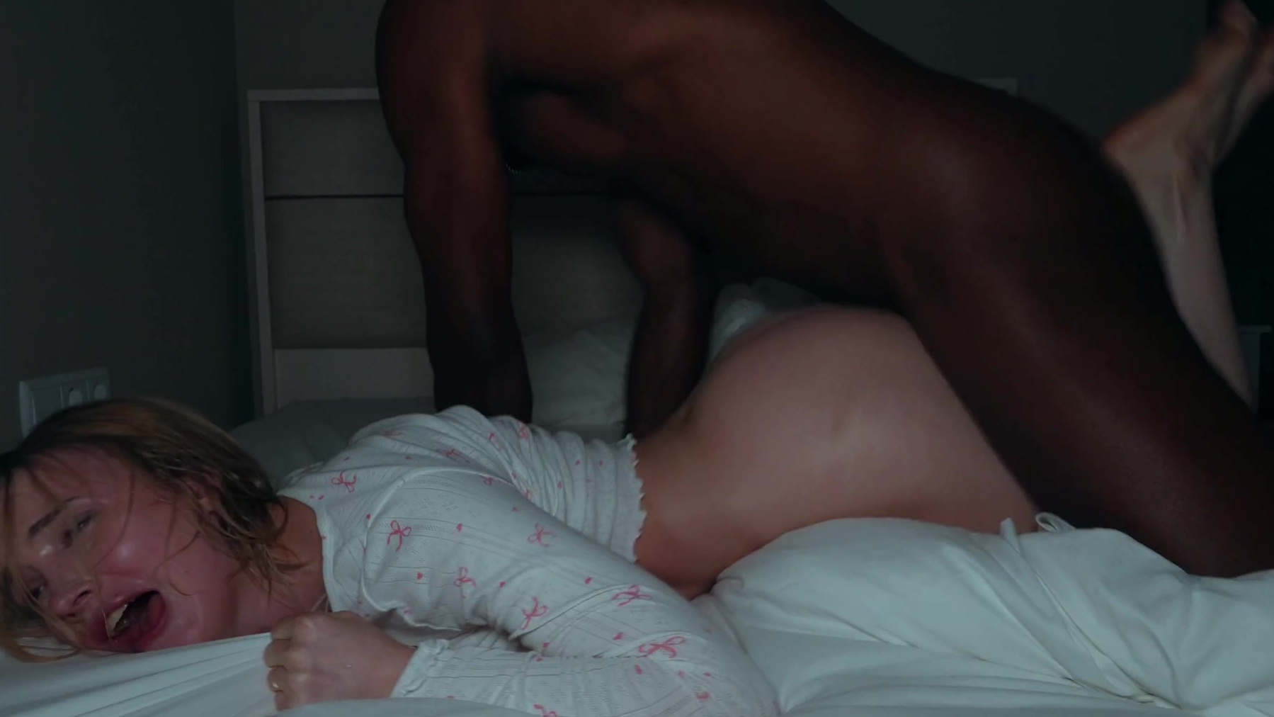 Una rubia brillante tiene mejor sexo que besar a un negro.