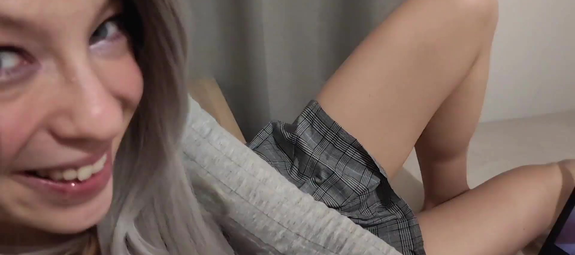 Ver porno con mi hermana adúltera acabó con mi polla en el pub.