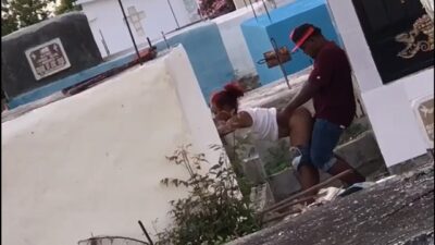 Cantando con cuero en el cementerio