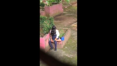 Estudiantes cantando en el patio del colegio.