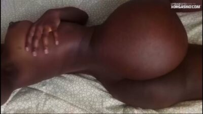 Gailen La Moyeta se desnuda y abre su Toto