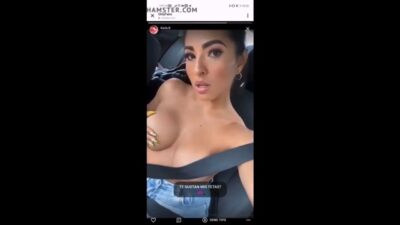 Karla Bustillos de prostituta en un auto para sus fans