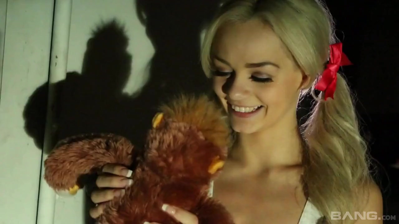 La pequeña y bella rubia Elsa Jean disfruta de un sexo excitante con un talentoso desconocido que lleva una máscara de Jason Voorhees.