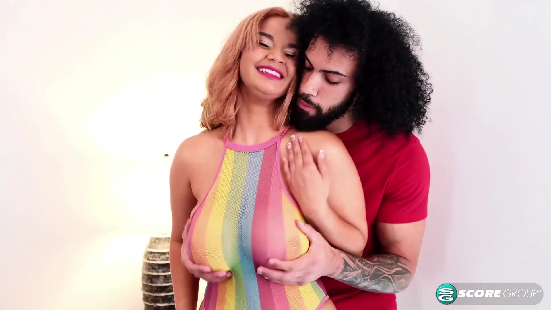 Latina cachonda y con curvas con gran culo y tetas cabalga mi gran polla y gime como una puta.