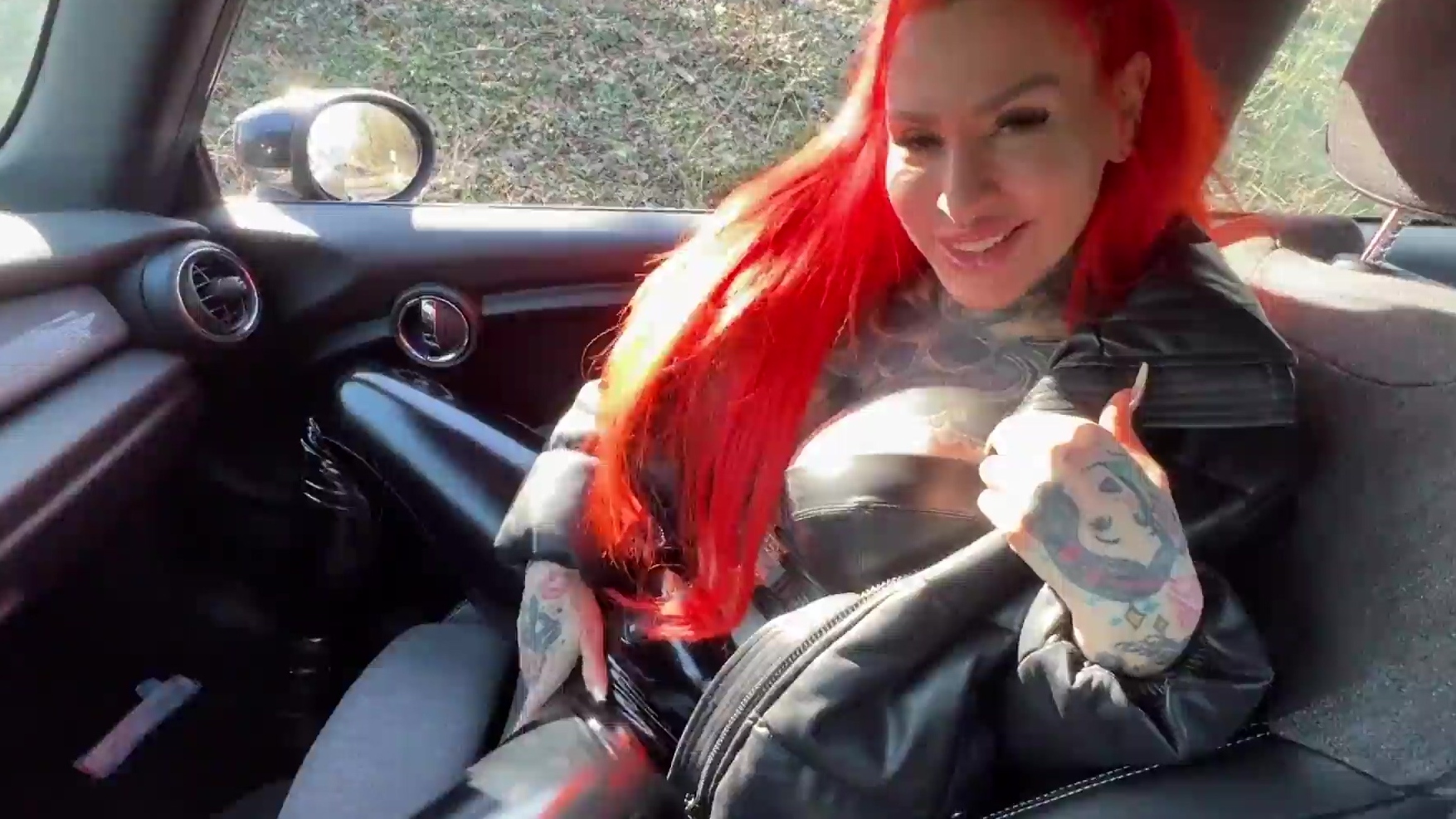 MILF cachonda con grandes tetas me chupa la polla a cambio de un viaje gratis.