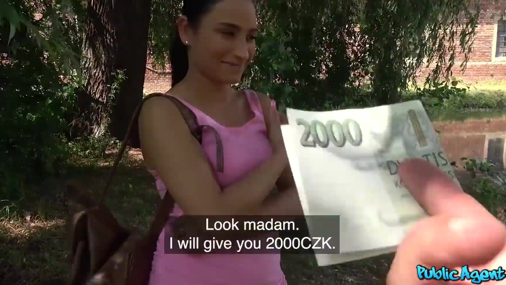 Sexo por dinero con una guapa joven vestida de rosa.