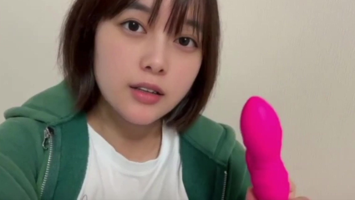 Una tímida jovencita japonesa hace su rutina matutina: desayuno y masturbación.